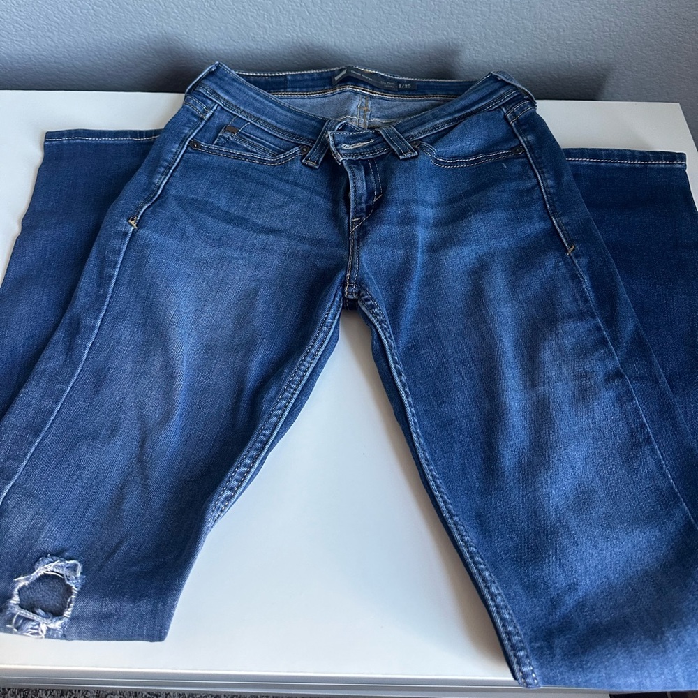 Demi Curve ——- Low Rise Skinny Levi’s